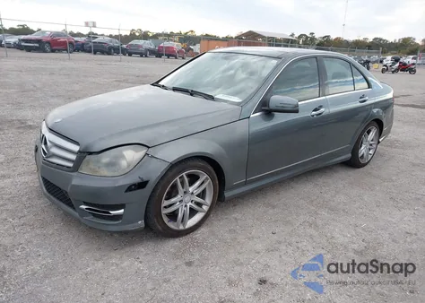 2012 Mercedes-Benz C 250 Sport z USA, uszkodzony, nr VIN WDDGF4HB3CR213010